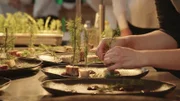 Detailaufnahme von Fleisch in der Vorbereitung des Vollmunds-Dinner am Dechantteich
