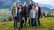 Der Bergdoktor Staffel 14 Folge 15 Grosse Familie: Timon Ballenberger als Robert, Ronja Forcher als Lilli Gruber, Heiko Ruprecht als Hans Gruber, Hans Sigl als Bergdoktor Dr. Martin Gruber, Monika Baumgartner als Lisbeth Gruber, Ines Lutz als Anne Meierling