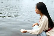 Mit einem kleinen Ritual nimmt Nhi Thao Tran (Kim Nguyen) Abschied von ihrer Freundin.