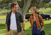 Treffen nach langer Zeit wieder aufeinander: Steve (Alex O'Loughlin, l.) und seine Schwester Mary Ann (Taryn Manning, r.) ...
