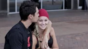 Der Pop-Sänger Myles Kelly (Adam Saunders, l.) ist zurück. Er und Kat (Alicia Banit) kennen sich zwar noch nicht lange, doch Kat inspiriert ihn. Er möchte sie bei sich haben. Sie soll ihn auf einer Tour begleiten und ihn als Songwriter unterstützen.