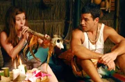 Lena (Josefine Preuß) und Cem (Elyas M’Barek) machen sich mit den Gebräuchen der Eingeborenen vertraut.