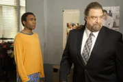 Was genau hat Laybourne (John Goodman, r.) nur vor: Er bringt Troy (Donald Glover, l.) dazu sich mit Abed zu streiten ...