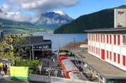 Von allen Seiten ist der Vitznauer Bahnhof ein Foto wert. Hier mit Blick auf den Vierwaldstätter See.