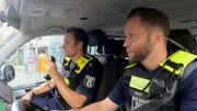 Auch Polizist Benjamin Zink (li.) wurde in der Silvesternacht 2022 durch Zivilisten an der Hand verletzt.