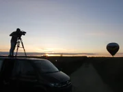 Kameramann filmt den landenden Ballon mit den Passagieren Gabi und Klaus Gosda und Hoteldirektor Ahmed Msakni vom Dach seines Autos bei Chalon-sur-Saône.