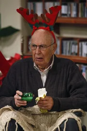 Evelyn taucht mit Marty (Carl Reiner) auf, von dem sie sich ein gutes Immobiliengeschäft erhofft, wenn sie den Weihnachtsabend mit ihm bei ihren Söhnen verbringt ...