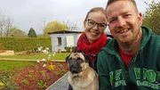 Mareike (hinten) und Martin mit Mops "Johnny Walker"