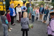 Caroline Watson (Kate Lambert, 3.v.l.), Cecilia Cannon (Caitlin Barlow, 4.v.l.)