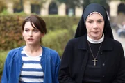 Sina (Romina Küper, l.) taucht überraschend im Kloster auf und gesteht der verblüfften Mutter Oberin (Nina Hoger, r.), dass sie Novizin werden will.