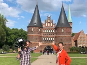 Tamina und Uwe in Lübeck, im Hintergrund das Holstentor.