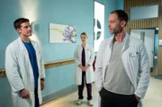Ben (Philipp Danne, l.) und Julia (Mirka Pigulla, M.) suchen das Gespräch mit Dr. Kai Hoffmann (Julian Weigend, r.).