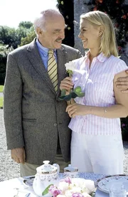 Diana (Christina Beyerhaus) erzählt ihrem Vater Edward (Charles Brauer) von ihrer neuen Liebe.