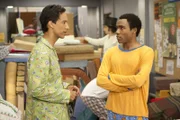 Um der Termitenbekämpfung zu entgehen, bauen Abed (Danny Pudi, l.) und Troy (Donald Glover, r.) eine Burg aus Kissen, mit fatalen Folgen ...