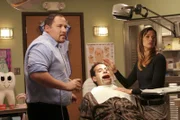 Dr. Bloom (Jon Favreau, l.) lässt Monk (Tony Shalhoub) von seiner Assistentin Terri (Brooke Langton) entführen und bindet ihn auf seinem Behandlungsstuhl fest, um mit Bohrer und Zange herauszufinden, was Monk bereits über ihn weiß...