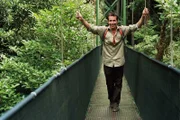 Willi balanciert sich auf einer Hängebrücke durch den tropischen Regenwald  Monte Verde. Manche Brücken sind 40 Meter über dem Erdboden.