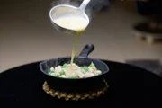 Ein angerichtetes Gericht im Restaurant Mraz & sohn
