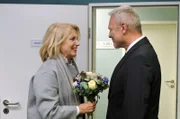 Maren Kroymann und Klaus Nierhoff kapern einen Hochzeitstermin im Standesamt - inkl. Brautsstrauß.
