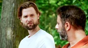 Mo (Yunus Cumartpay, r.) will seinen Duft zurückzuziehen, doch Simon (Thore Lüthje, l.) hat die Idee, dass Mo anonym beim Wettbewerb teilnimmt.