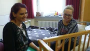 Babylotsin Tina Wilson im Gespräch mit einer Mutter die vor kurzem entbunden hat.