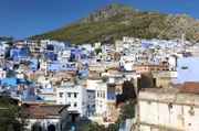 Chefchaouen ist ein Touristenmagnet und weltberühmt für seine blau-weiß gekalkten Häuser.