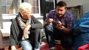 Claudia und Trödelprofi Sükrü Pehlivan beim Sortieren