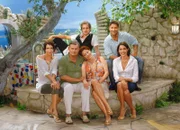 Schöni Uussichte Lust auf un baño - Sitcom Staffel 2, Episode 1 Hauptdarsteller der Sitcom «Schöni Uussichte»: Vorne: Anouschka Renzi als Kiki, Fred Strittmatter als Hugo Traber, Pia Hänggi als Nelly Traber, Martina Schütze als Sophie Müller. Hinten: Martin Schick als Juanito Merkli, Leonardo Nigro als Carlos Rodriguez