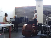 InĂŞs während des Gesangsunterrichts mit ihrer Lehrerin, der Fado-Sängerin Patricia Costa, in der renommierten Musikschule "Akademia de MĂşsica Valentim de Carvalho" in der Stadt Porto.