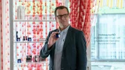 Lars Englen sucht im Nagelstudio nach Indizien.