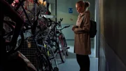 Rose (Fiona Button) holt das Fahrrad ihres tödlich verunglückten Mannes von der Polizeistation.