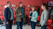 Auf Nachfrage von Lars Englen (Ingo Naujoks, l.) und Finn Kiesewetter (Sven Martinek, 2.v.l.) sind Sofia Krafczyk (Muriel Baumeister, 2.v.r.) und ihr Sohn Tom (Niklas Nißl, r.) nicht gut auf ihre umliegende Konkurrenz zu sprechen.