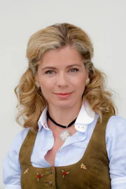 Diana Frank (Caroline Jung).