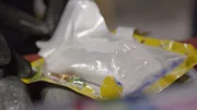 Der CBP-Beamte Mendoza schneidet die in einer Lieferung gefundenen Pakete mit spanischen Suppen auf und entdeckt darin Pakete mit mutmaßlich geschmuggelten Betäubungsmitteln. (National Geographic for Disney)