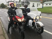 Passagier Raul Kraaier (von Beruf Flusskreuzfahrtkapitän, rechts im Bild) unternimmt in Trois-Rivières, Kanada, mit Kapitän Elmar Mühlebach einen Motorrad-Ausflug.