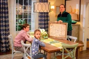 (v.li.): Daniel DiMaggio (Oliver Otto), Julia Butters (Anna-Kat Otto), Diedrich Bader (Greg Otto).