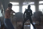 Es kommt zum Kampf zwischen Ben (Dylan McDermott, l.) und dem mysteriösen Latex-Mann ...