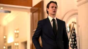 Jake (Ansel Elgort) bei einem Empfang in der US-Botschaft.