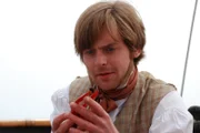 Charles Darwin (Sven Hussock) untersucht die Meeresfauna.