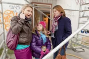 Renate und ihre kleine Tochter müssen sich in der öffentlichen Toilette waschen, weil sie das zu Hause nicht mehr tun können. Der Besitzer will ihr Wohnhaus sanieren und macht den letzten Mietern das Leben zur Hölle. Danni (Annette Frier, l.) versucht alles, um Renate (Birge Schade, r.) und Leni (Luna Jakob, M.) zu helfen ...