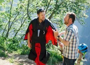 Kurz vor dem Sprung von Mürren ins Tal: Nik Hartmann (r.) und der Bergführer und Basejumper Martin Schürmann.