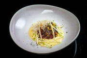 Gefülltes Hirsch-Carpaccio mit Pilzsalat, Orangen-Gewürzmayonnaise, Macadamianüssen und grünem Apfel von Spitzenkoch Alexander Herrmann in der Sendung "Einfach & köstlich".