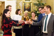 Während er mit (v.l.) Simone (Tatjana Clasing), Damian (Christian Feist), Jenny (Kaja Schmidt-Tychsen), Frau Scholz (Inge Brings), Vanessa (Julia Augustin) und Christoph (Lars Korten) auf Weihnachten anstößt, kann Richard (Silvan Pierre-Leirich) nur an Carmen denken.