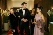 Als Pauline (Maike Johanna Reuter, r.) auf die Silvestergala geht, stellt sie ernüchtert fest, dass sie sich nur etwas vorgemacht hat - Damians (Christian Feist) Interesse gilt nicht ihr, sondern Isabelle (Ania Niedieck, l.).