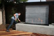 Im Garten tobt sich Tarek richtig aus uns kreiert eine Feuerstelle mit Wasserfall. Doch lohnt sich diese Investition am Ende überhaupt?