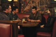 In einer Bar treffen die Freunde Ted (Josh Radnor, 2.v.l.), Marshall (Jason Segel, l.) und Robin (Cobie Smulders, r.) auf New York Yankee-Spieler Nick Swisher (Nick Swisher, 2.v.r.) ...