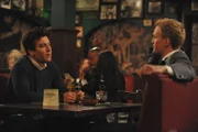 Streiten sich darüber, wer von ihnen zuerst eine hübsche Frau ansprechen darf: Ted (Josh Radnor, l.) und Barney (Neil Patrick Harris, r.) ...