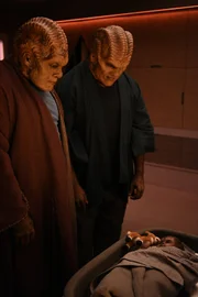 Bortus (Peter Macon, r.) ahnt nicht, warum Klyden (Chad L. Coleman, l.) die Geschlechtsumwandlung ihres Kindes um jeden Preis durchführen lassen will ...