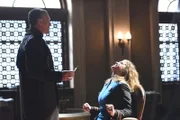 Als Hamelac (Robert Knepper, l.) Kelly (Adrianne Palicki, r.) foltert, um sie so zu zwingen, ihm die Wahrheit zu erzählen, ahnt er nicht, dass ihre Antworten ihm nicht gefallen werden ...