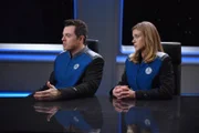 Nachdem Ed (Seth MacFarlane, l.), Kelly (Adrianne Palicki, r.) und die Orville Crew eine neue Kolonie vor einem Krill-Angriff beschützt hat, wartet auch schon ein neuer Auftrag auf sie ...