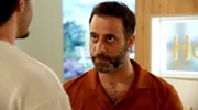 Mo (Yunus Cumartpay, r.) gewinnt den Duft-Content und bekommt den Auftrag, die Hotels mit seinem Duftkonzept auszustatten. Umgehend sucht er das Gespräch mit Julius (Jan Stapelfeldt, l.). Aber der blockt ab...
